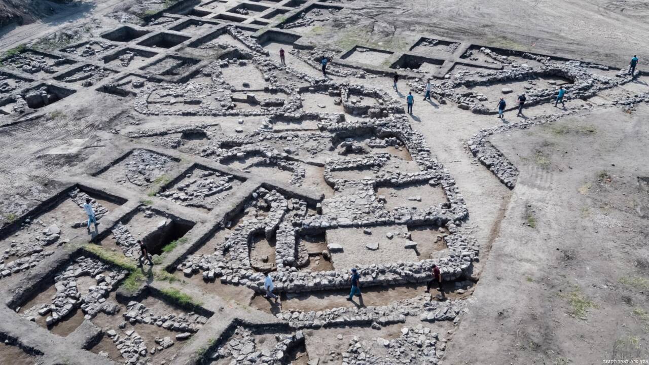Des archéologues exhument les vestiges d'une cité vieille de 5000 ans en Israël