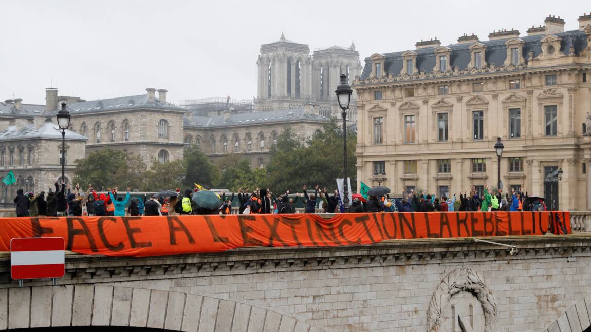 Extinction Rebellion: deuxième jour de blocage au centre de Paris