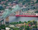Des militants d'Extinction Rebellion bloquent un pont emblématique de Montréal