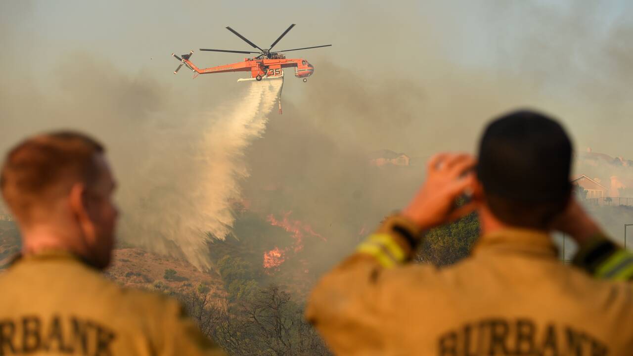 Incendies près de Los Angeles: deux morts, 100.000 évacuations