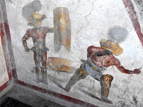 A Pompéi, une fresque montrant une scène de combat entre deux gladiateurs révélée