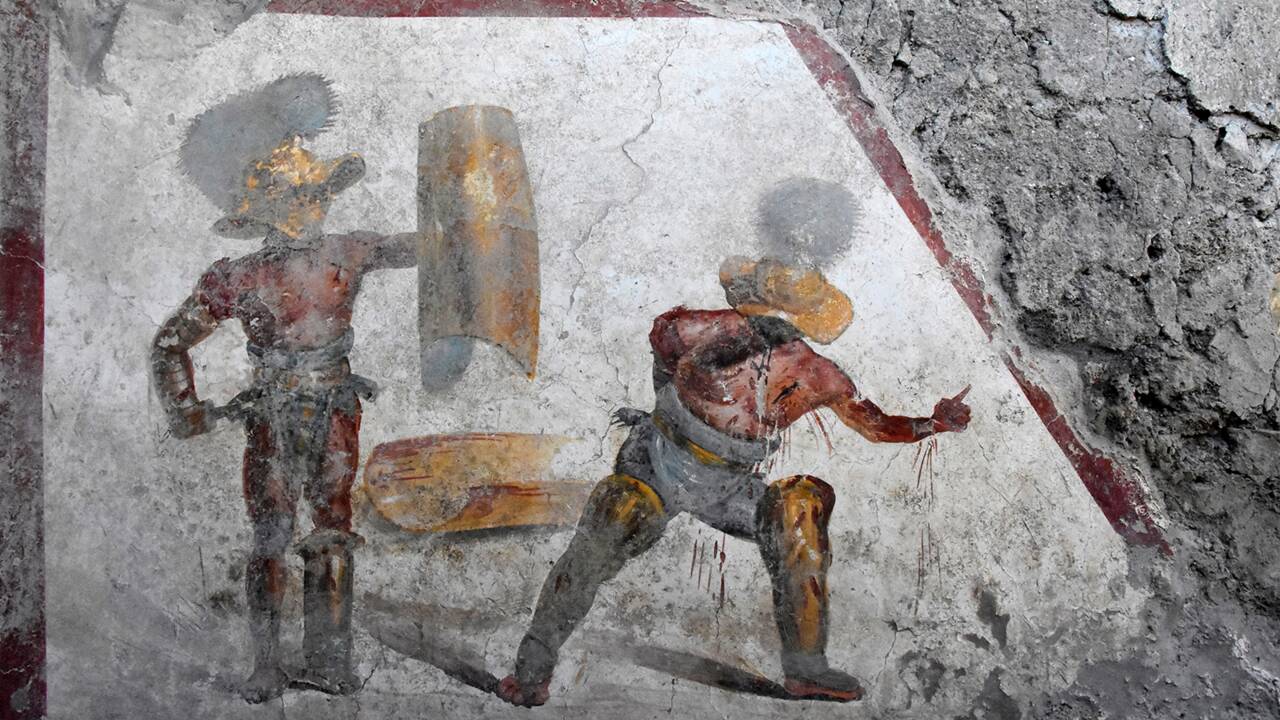 Une fresque montrant deux gladiateurs en plein combat découverte dans les ruines de Pompéi
