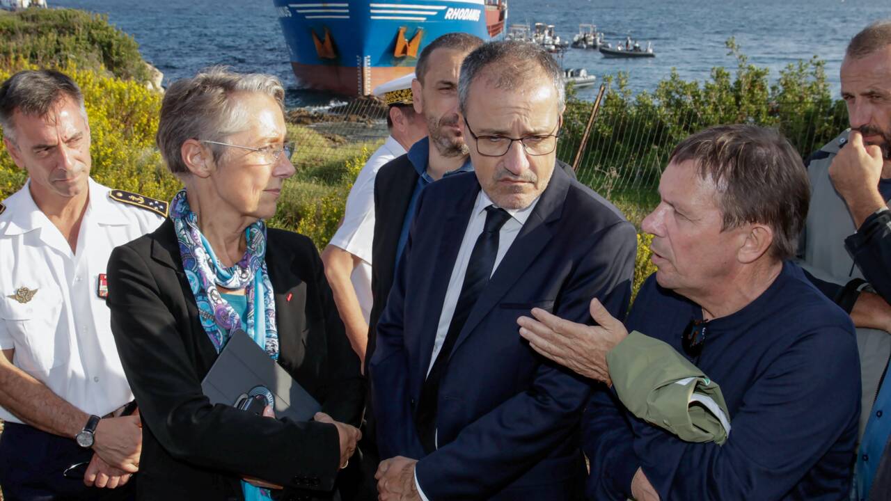 Cargo échoué en Corse: un barrage antipollution installé avant le pompage