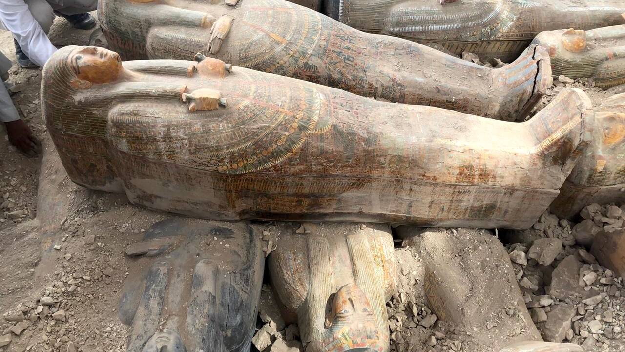 Les archéologues découvrent une trentaine de sarcophages bien préservés à Louxor