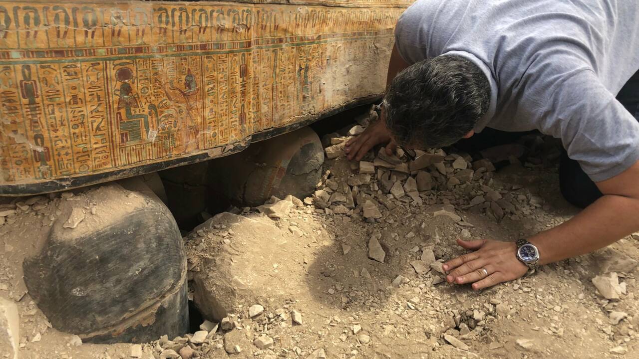 Les archéologues découvrent une trentaine de sarcophages bien préservés à Louxor