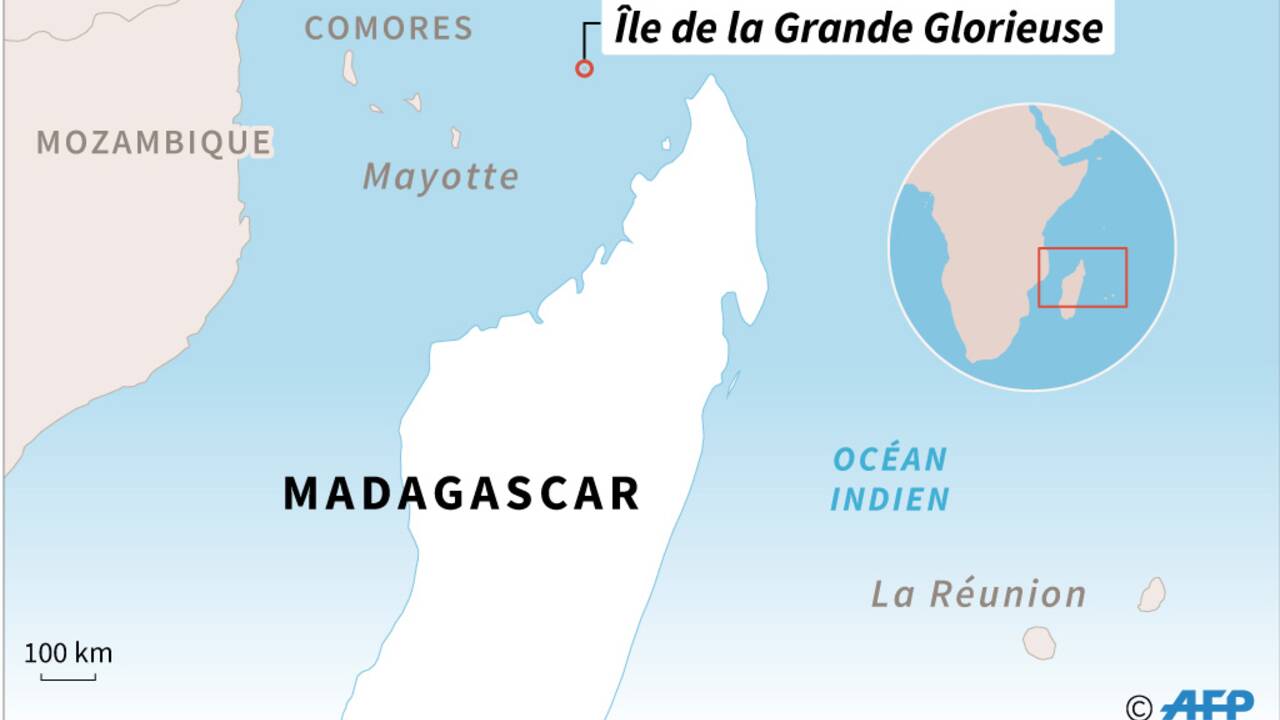 Dans l'océan Indien, Macron promeut la biodiversité sur une plage déserte