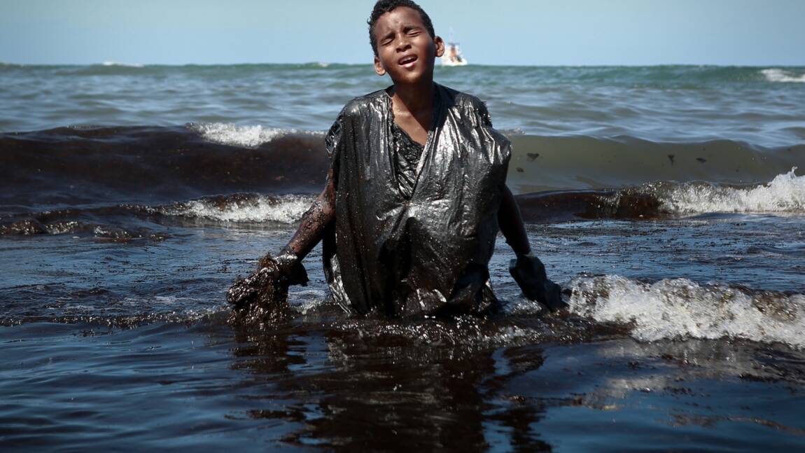 Brésil: la détresse d'un jeune garçon souillé de pétrole en image