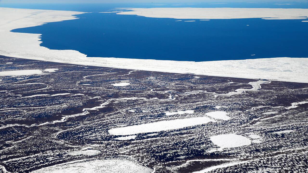 A cause du changement climatique, le sol gelé de l'Arctique serait devenu un émetteur de carbone