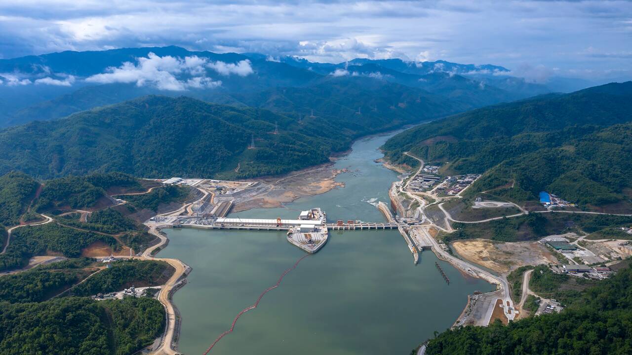 Laos : mise en service d'un méga-barrage controversé sur le Mékong