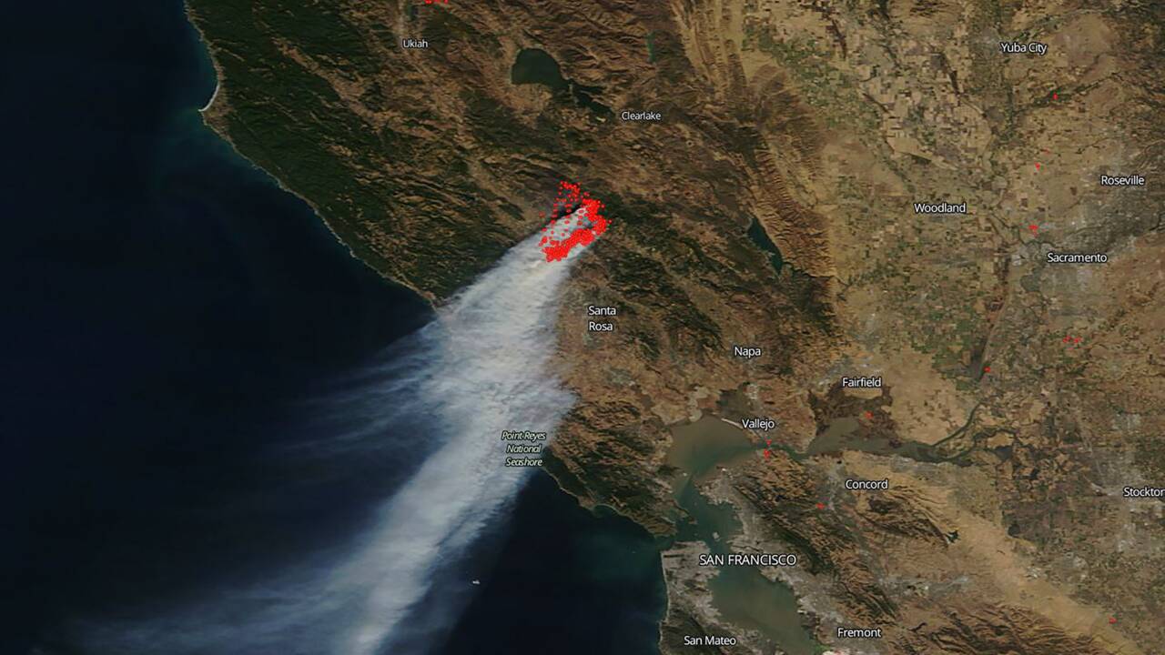 Californie: les pompiers tentent de stopper les feux avant le retour des vents violents