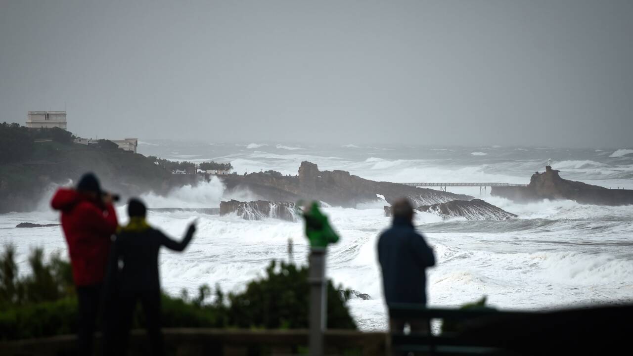 La tempête Amélie balaie la côte atlantique, fortes pluies dans le sud-est