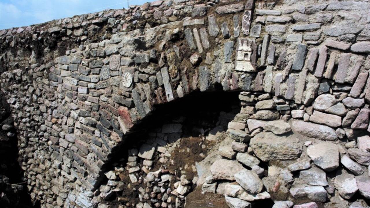 Un tunnel vieux de 400 ans avec des gravures préhispaniques découvert à Mexico