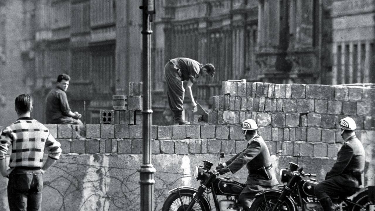 Trente-deux ans après sa chute, le mur de Berlin en huit dates clés