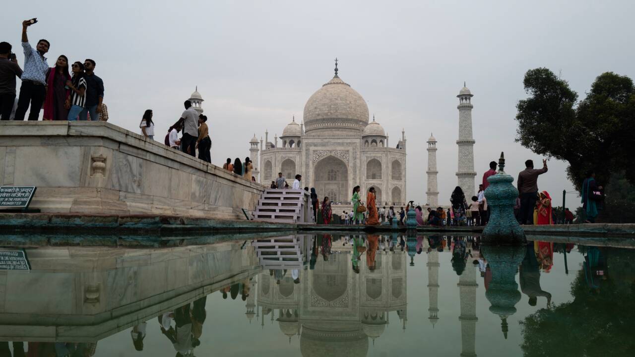 Inde: la pollution ne décourage pas les touristes de visiter le Taj Mahal
