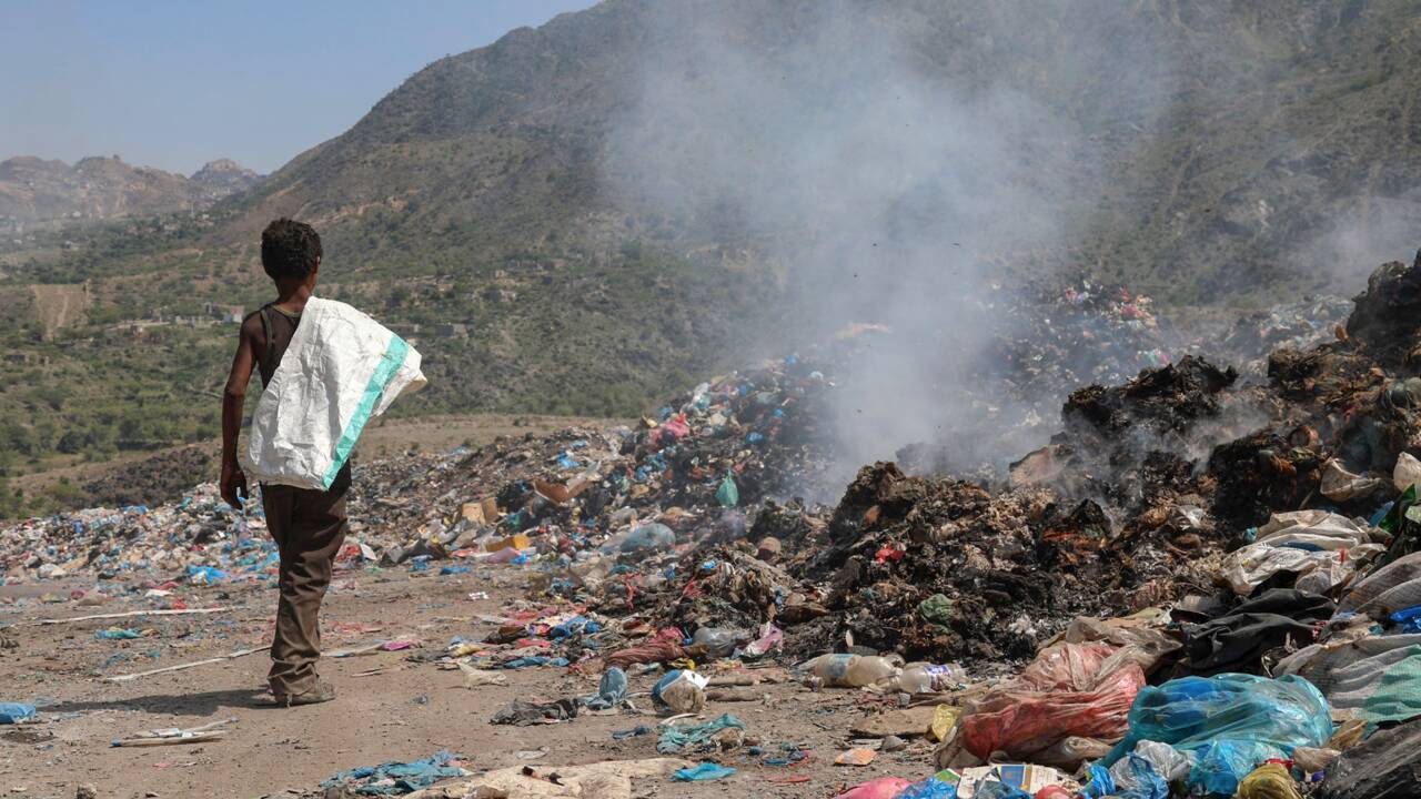 Au Yémen, Taëz assiégée croule sous les ordures, vecteur de maladies