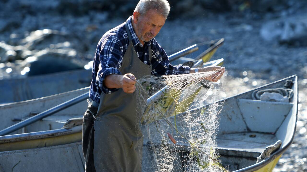 Les filets vides des pêcheurs du plus grand lac des Balkans