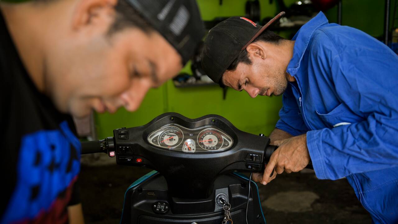 Cuba: la mode des scooters électriques, bienvenue face au manque d'essence