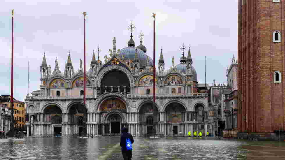 Venise A Nouveau Sous Les Eaux La Place Saint Marc Fermee Geo Fr