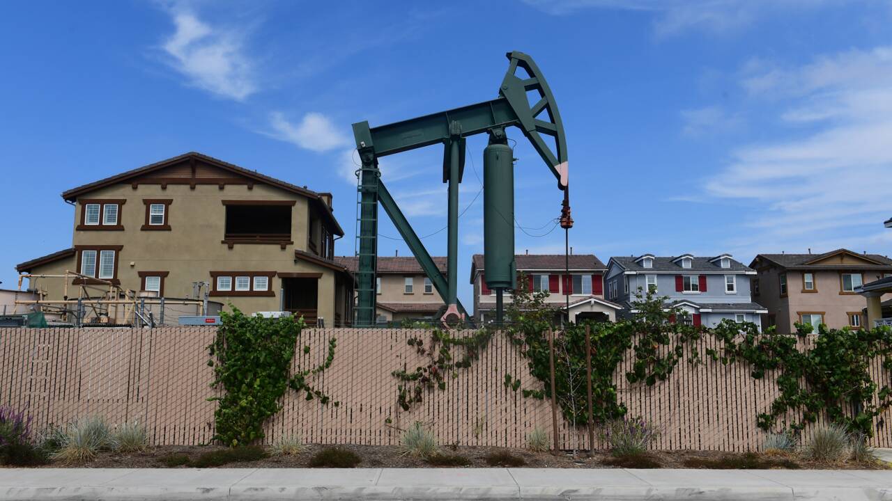 Los Angeles, ses palmiers, son ciel bleu... et ses puits de pétrole