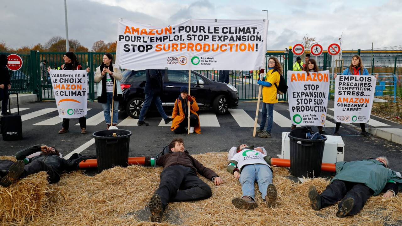 "Block Friday": des militants écolos bloquent un entrepôt d'Amazon près de Paris