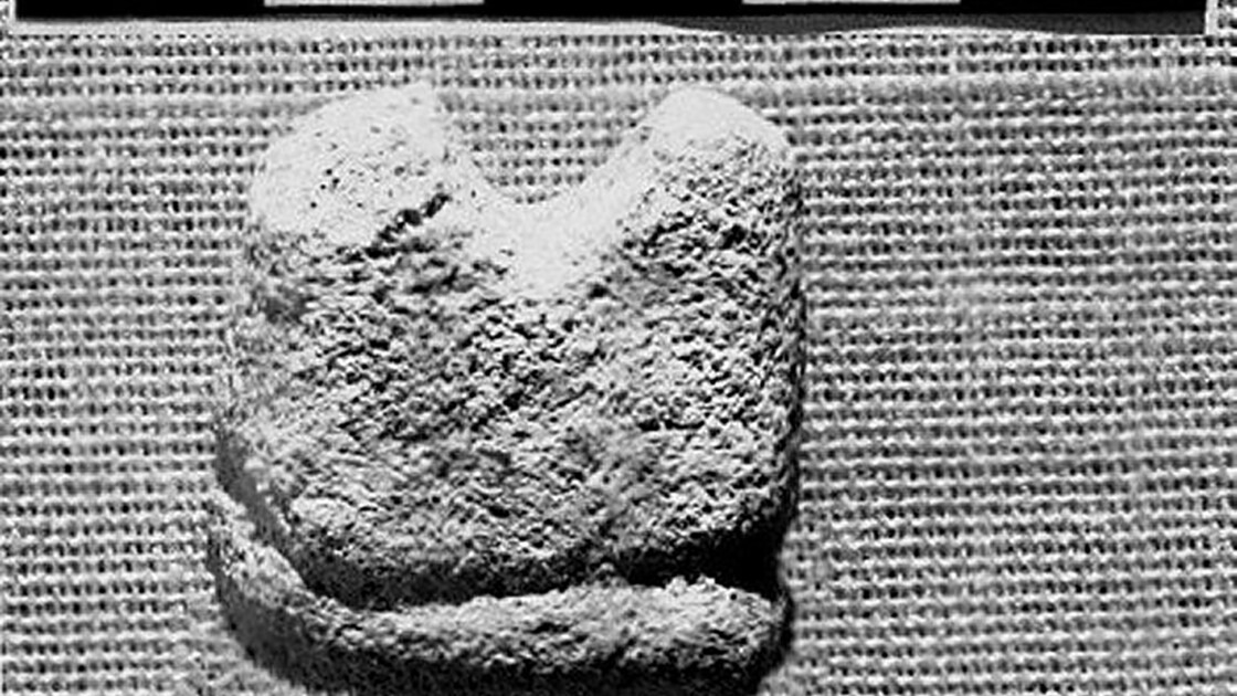 Ce petit fragment de pierre pourrait être la plus vieille pièce d'échecs connue au monde