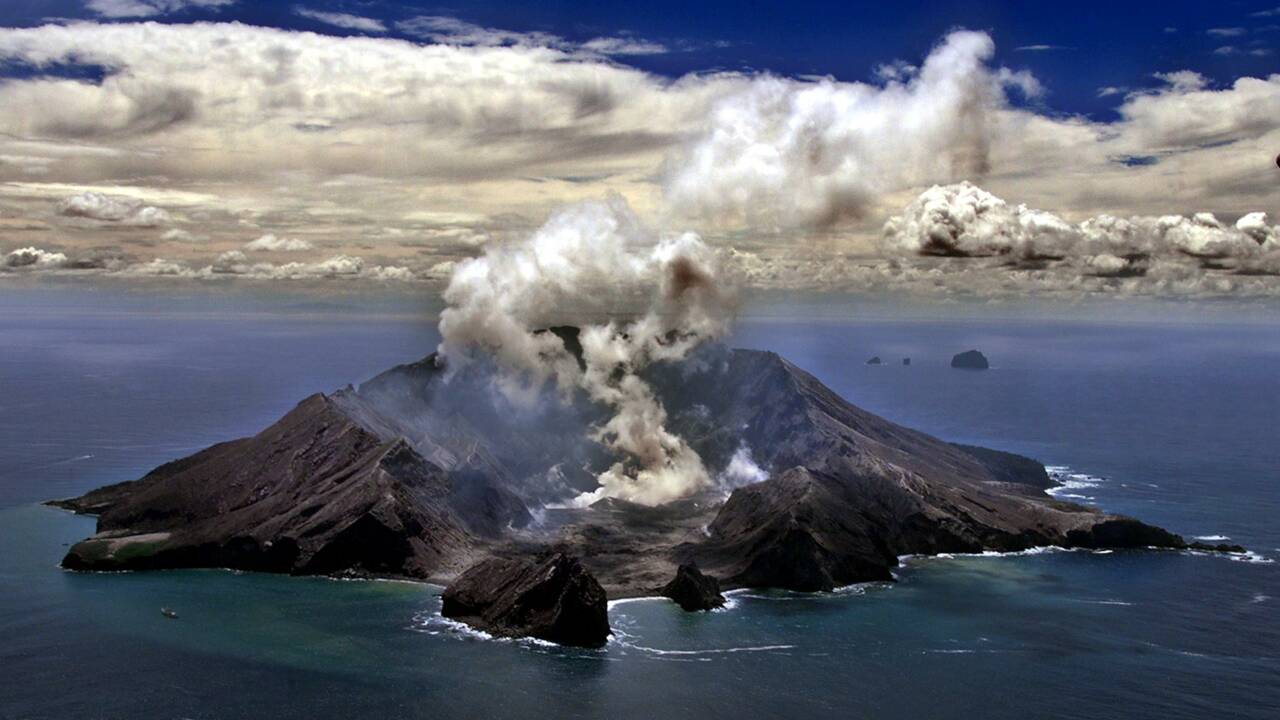 Eruption d'un volcan en Nouvelle-Zélande : au moins un mort, des disparus