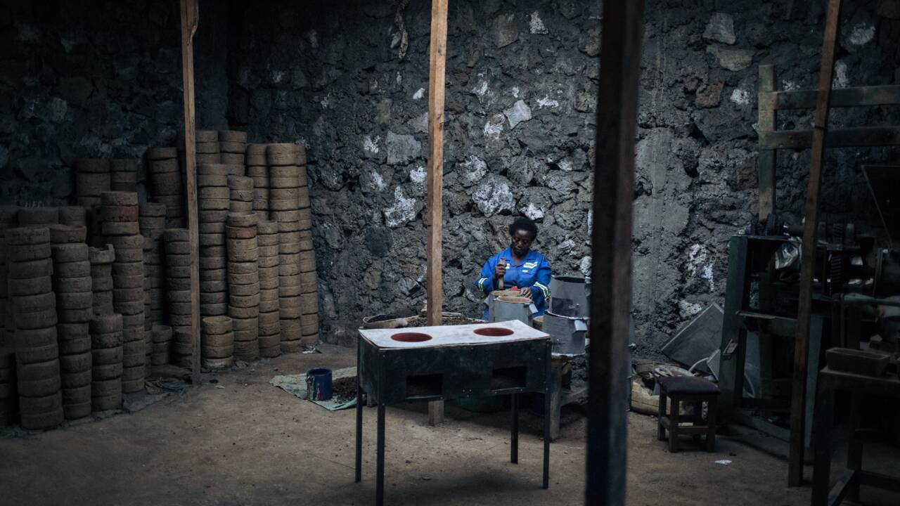 En RDC, le charbon de bois vital pour les foyers, mortel pour les forêts