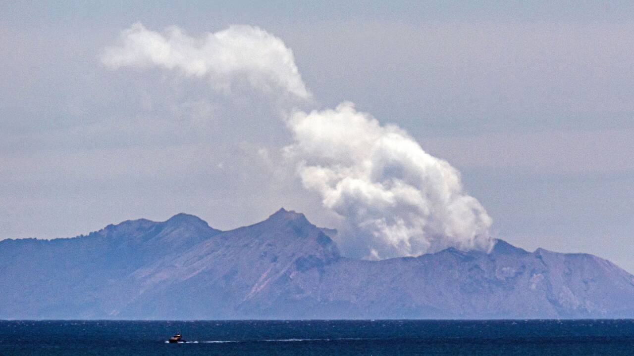 Nouvelle-Zélande: le volcan encore trop dangereux pour récupérer les corps
