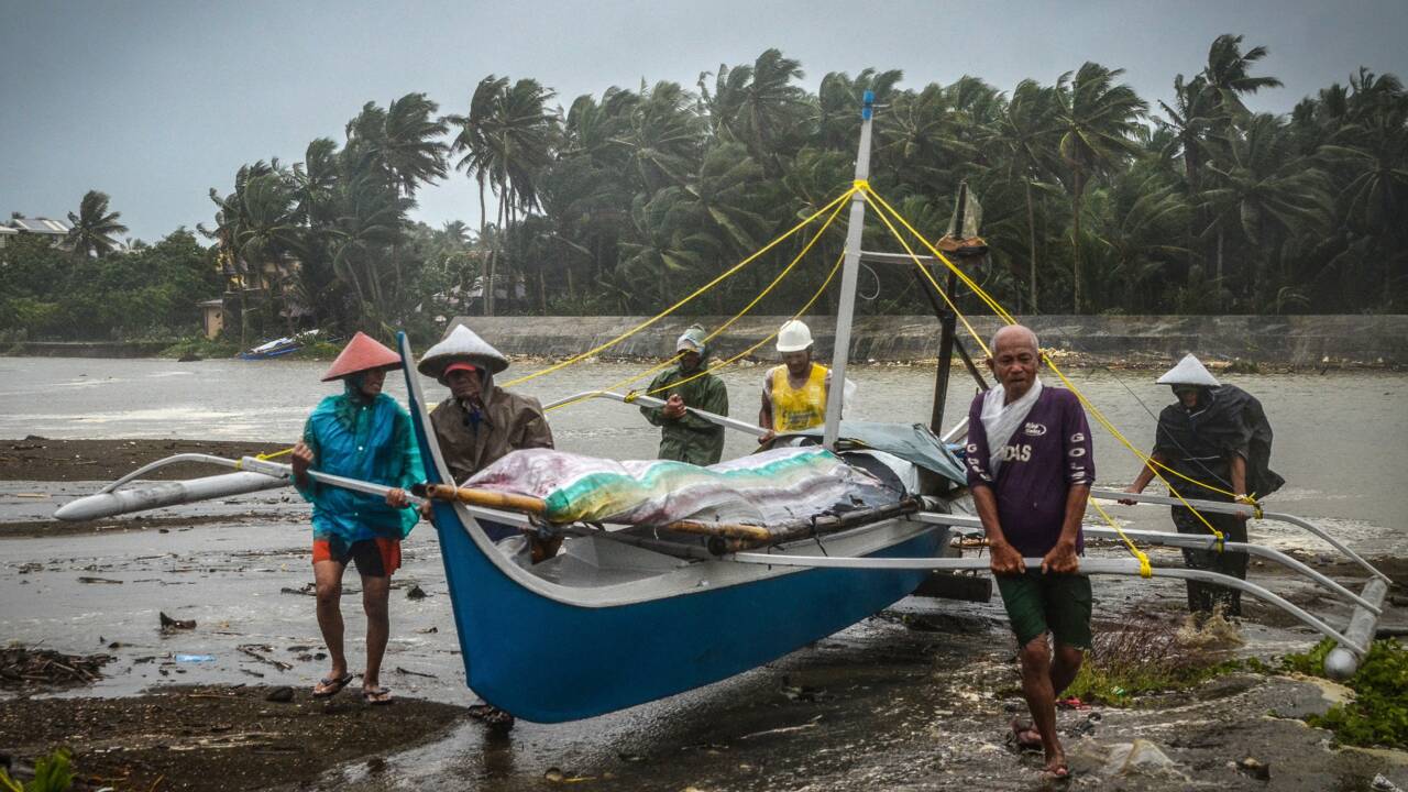 Un typhon touche les Philippines à la veille de Noël