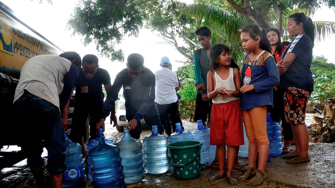 Inondations en Indonésie: 60 morts, des vivres largués par hélicoptère