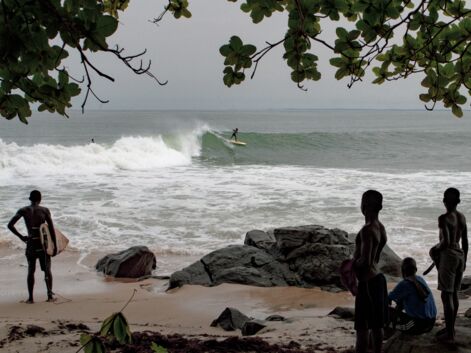 Ces surfeurs qui partagent la vague avec la jeunesse meurtrie du Liberia