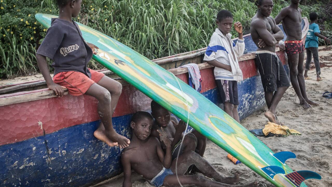 Au Liberia, avec ces enfants qui surfent pour oublier la guerre