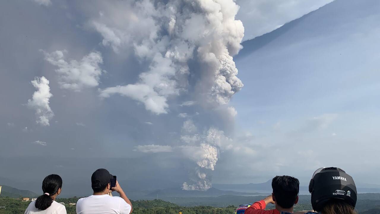 Philippine: risque d'éruption d'un volcan, évacuations et avions cloués au sol