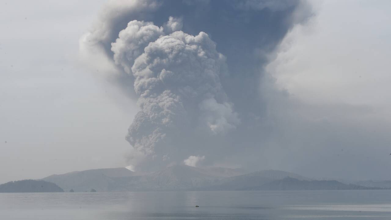 Volcan philippin : des milliers d'habitants dans l'incertitude après leur évacuation