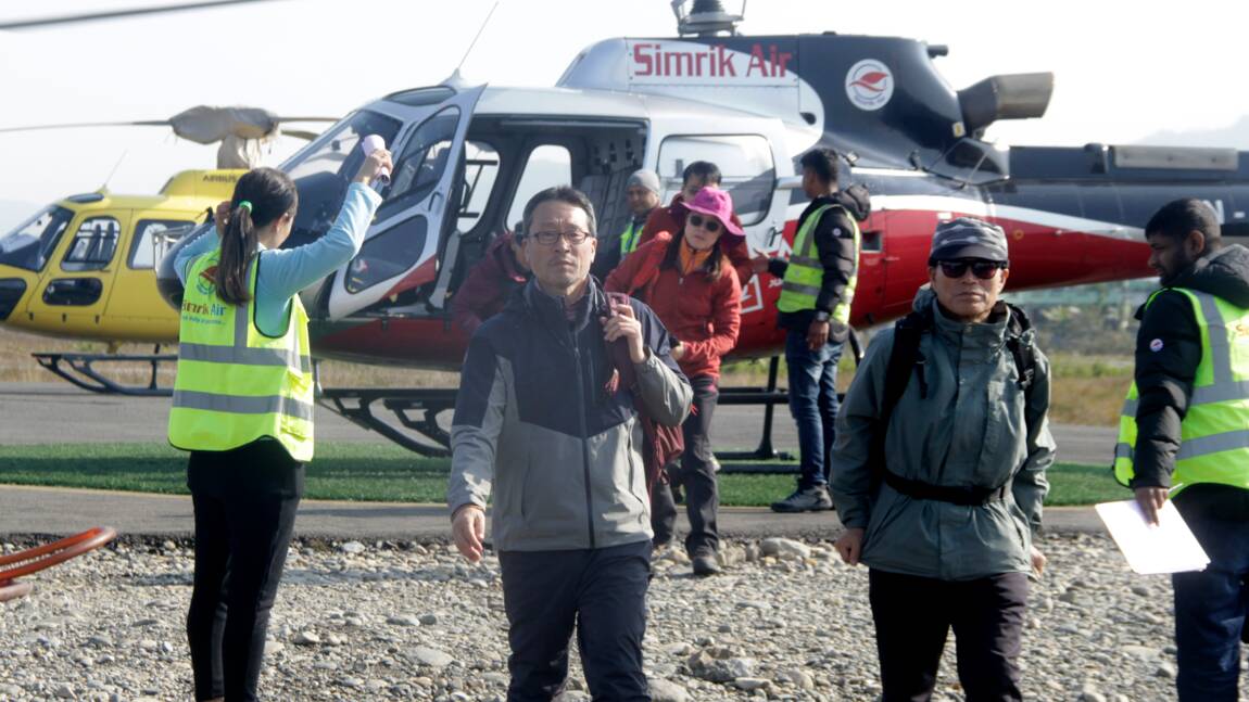 Avalanche au Népal: Les chutes de neige compliquent les recherches