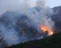 Incendie "contenu" en Corse, pompiers et bombardiers d'eau luttent toujours