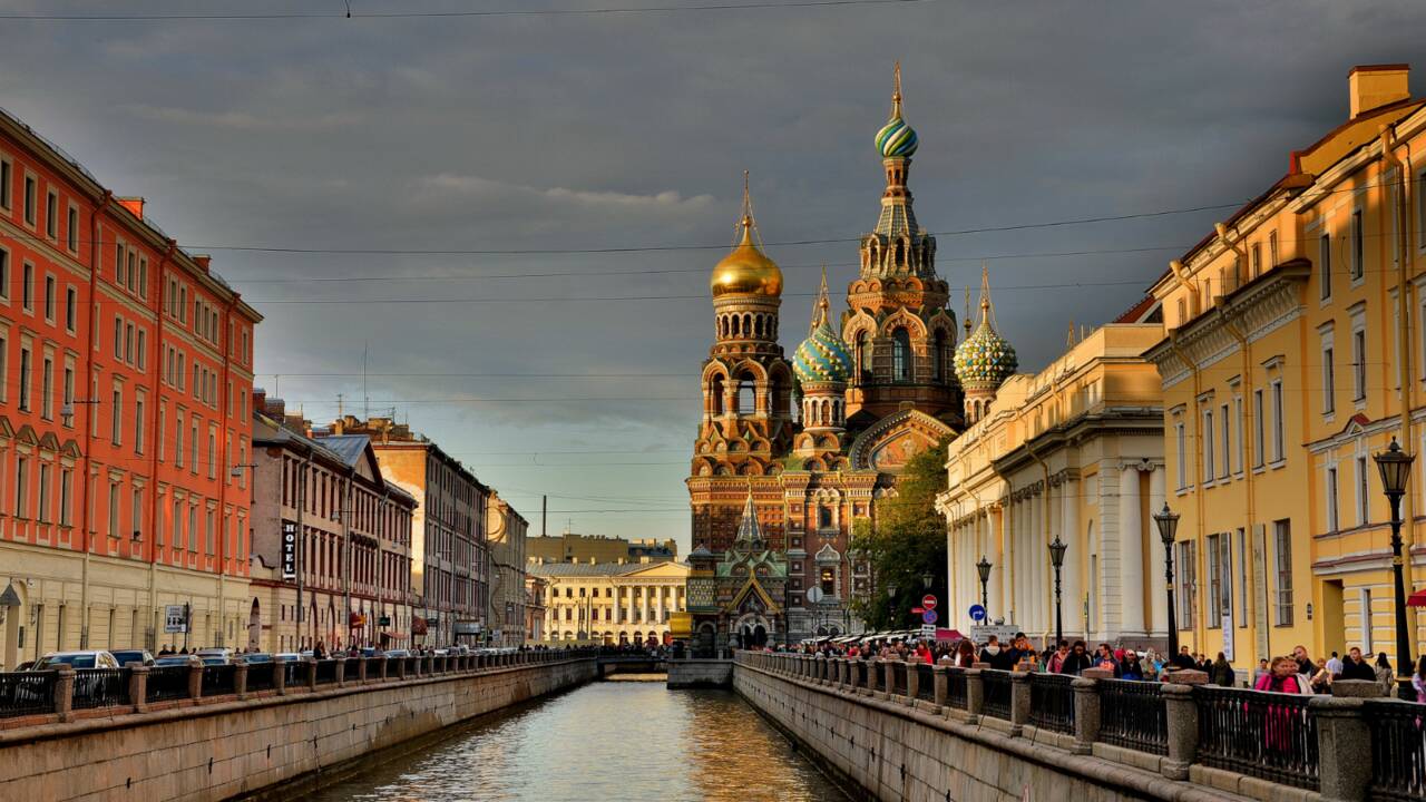 Saint-Pétersbourg, derrière les palais et les églises à bulbes