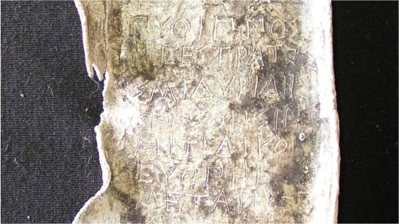 Une trentaine de tablettes de malédiction révélées dans un puits antique à Athènes