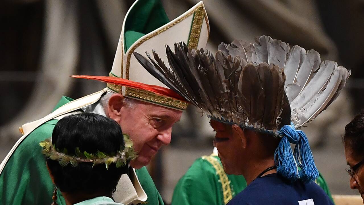 Le pape dénonce les crimes en Amazonie, sans retenir l'idée de prêtres mariés