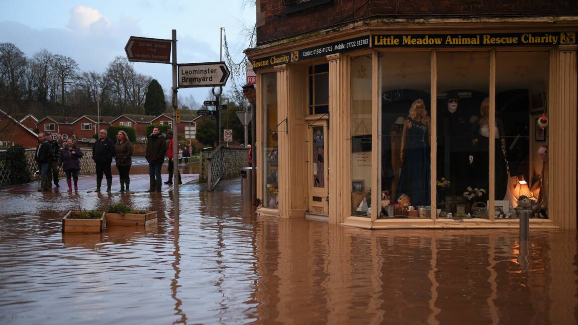 Tempête Dennis: les inondations au Royaume-Uni causent la mort d'une femme