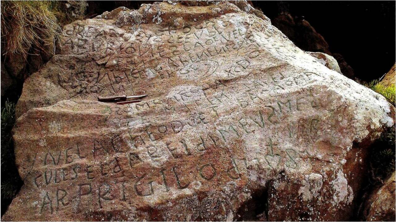 "Le mystère Champollion": l'énigmatique inscription gravée sur un rocher du Finistère enfin déchiffrée