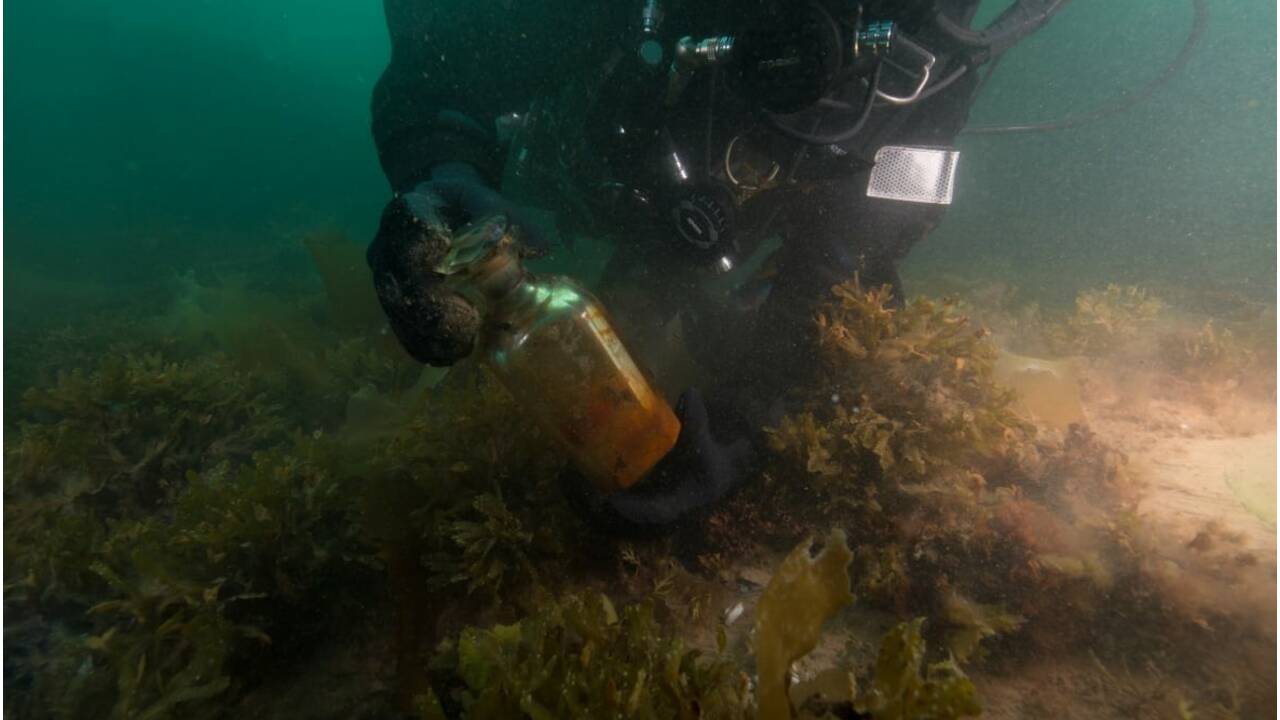 Des plongeurs remontent plus de 300 artéfacts d'une épave engloutie dans l'Arctique