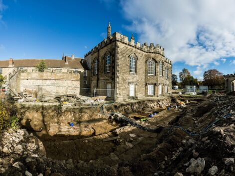 Une chapelle médiévale gigantesque découverte en Angleterre : immersion au cœur des fouilles archéologiques