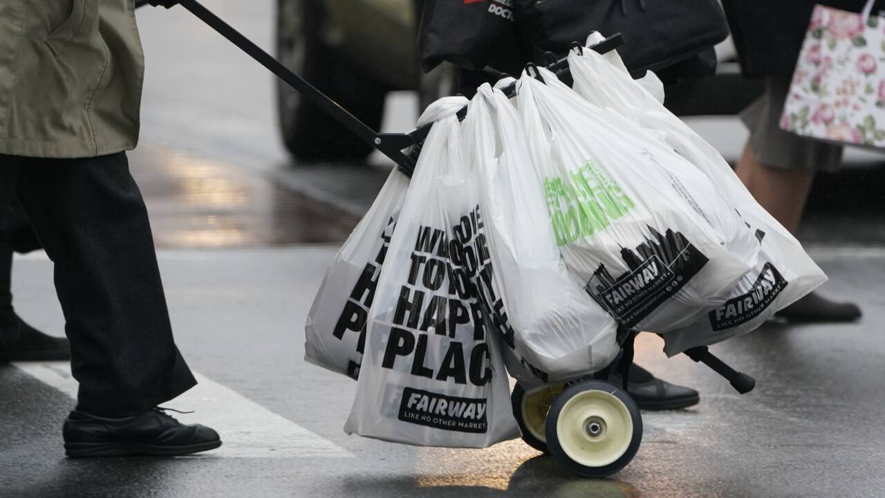 New York, temple du consumérisme, remballe ses sacs en plastique