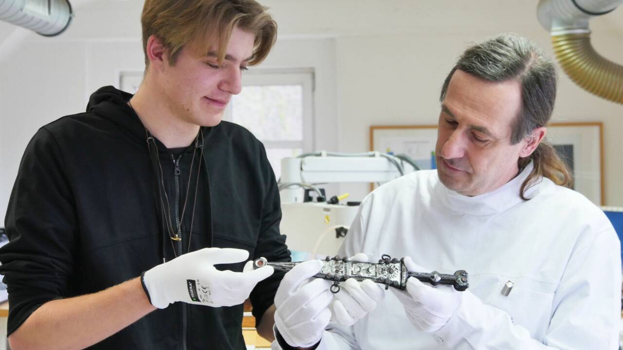Des archéologues restaurent une dague romaine vieille de 2000 ans en Allemagne