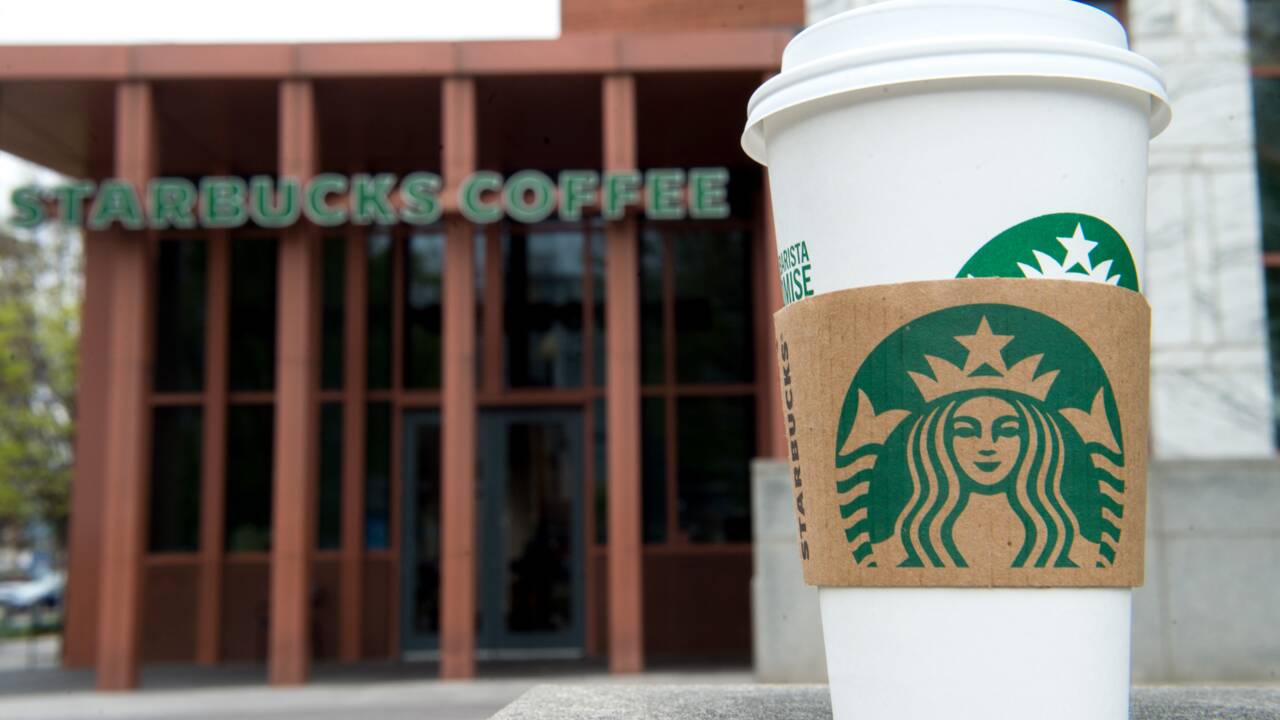 Starbucks bannit les tasses réutilisables face au coronavirus