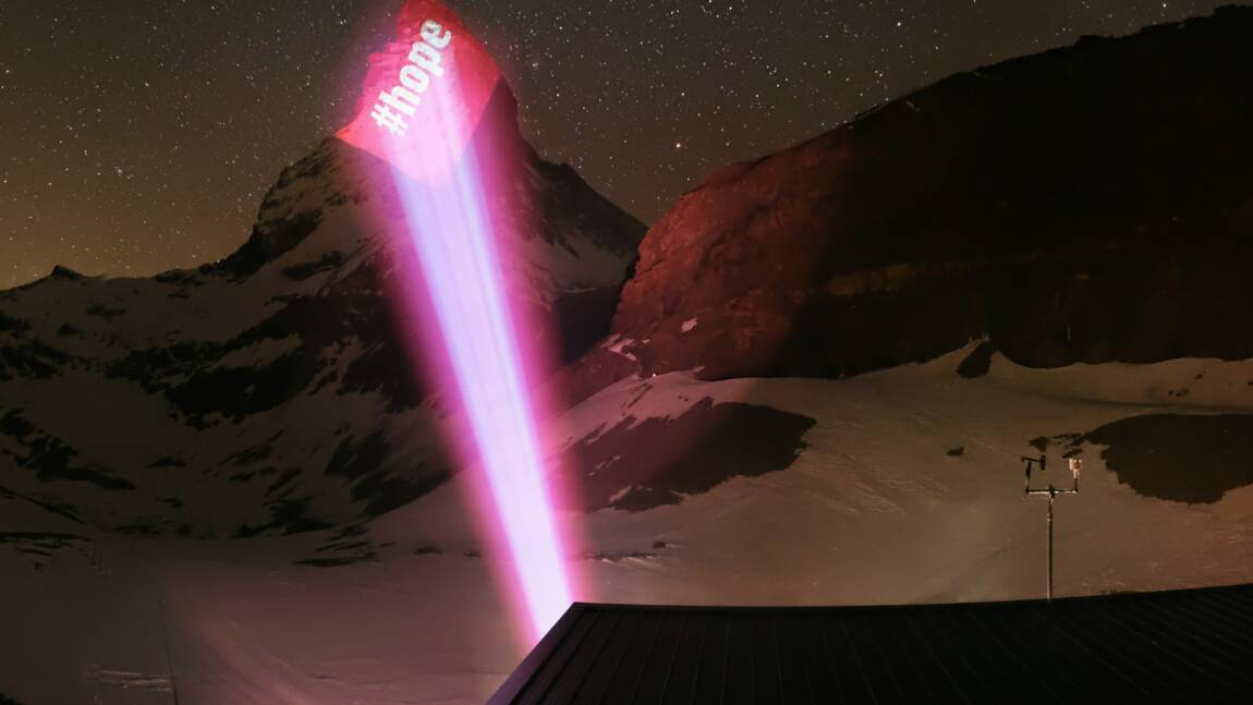 En Suisse, la sublime illumination du mont Cervin en signe de solidarité face au coronavirus