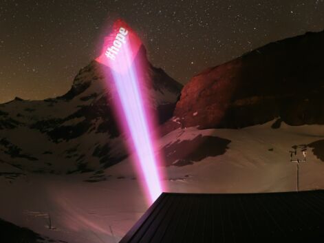 En Suisse, le mont Cervin illuminé en signe de solidarité face au coronavirus