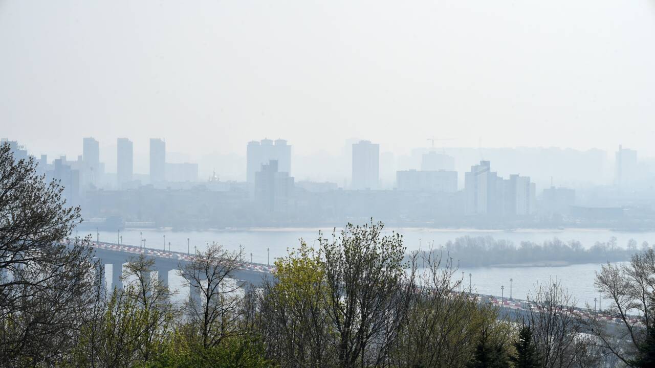 Feux de forêt à Tchernobyl : Kiev dans une épaisse fumée, record de pollution