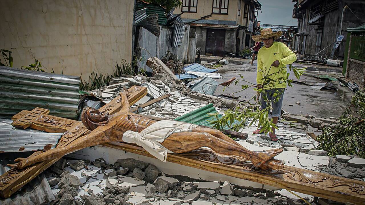 Philippines: un typhon force des dizaines de milliers de personnes à fuir leur maison